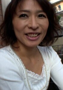 小ぶりな乳房にデカ乳首、淫靡な剛毛、可愛い顔立ちから想像できない下品な肉体！旦那さんの肉棒しか知らない美熟女が淫乱開花の変態SEXにハマる！ アイキャッチ画像 【無料毎日av-tube】