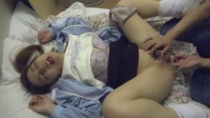 新宿歌舞伎町の闇！錯乱し笑みを浮かべる茶髪ツインテパリピギャル！ アイキャッチ画像 【無料毎日av-tube】